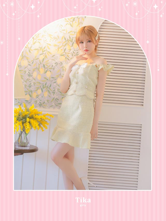 オフショルダー裾フリルツイードホワイトリボンブローチ付きセットアップフレアミニドレスのイメージ画像1