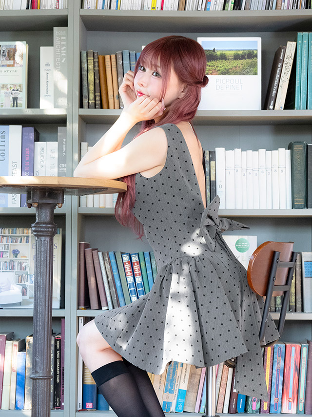 ワンピース Aライン ミニドレス ノースリーブ 上品 背中魅せ ドット柄 ピンドット バックリボン 同伴 キャバドレスのイメージ画像2