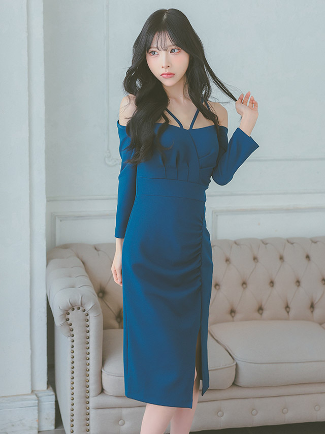 肩あき ネックコード 袖あり ギャザー スリット 膝丈ドレスのイメージ画像1