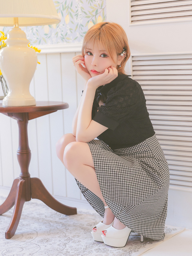 ネックリボン 襟付き 半袖パフスリーブ バストカット ギンガムチェック柄 谷間魅せ フレアミニドレスのイメージ画像1