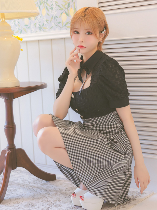 ネックリボン 襟付き 半袖パフスリーブ バストカット ギンガムチェック柄 谷間魅せ フレアミニドレスのイメージ画像4