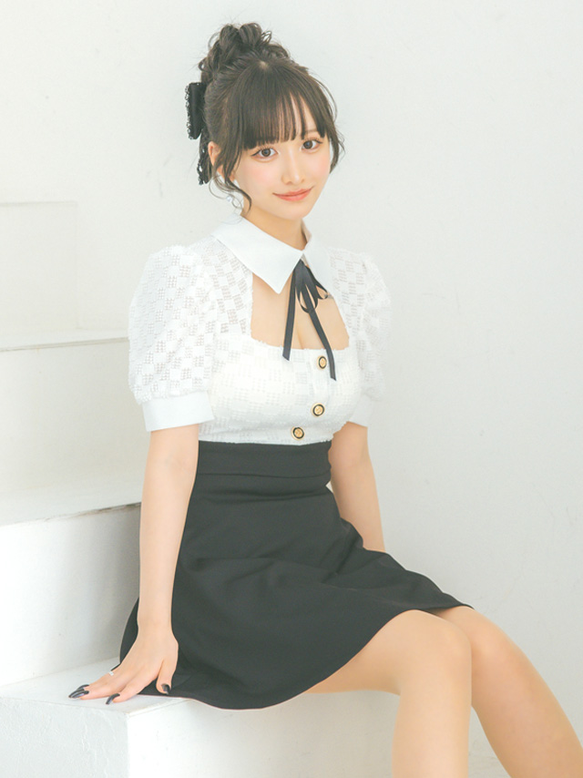 ネックリボン 襟付き 半袖 バストカット モノトーン 谷間魅せ フレアミニドレスのイメージ画像4