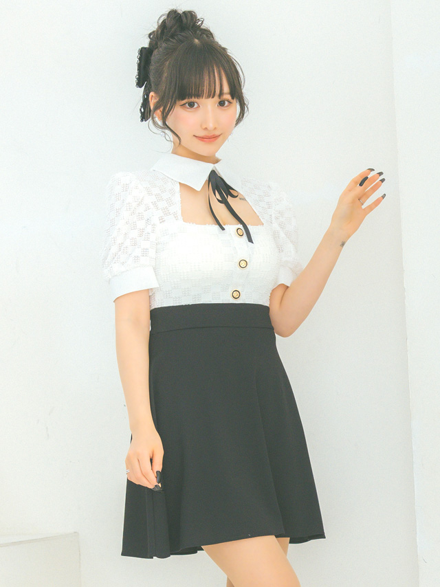 ネックリボン 襟付き 半袖 バストカット モノトーン 谷間魅せ フレアミニドレスのイメージ画像4