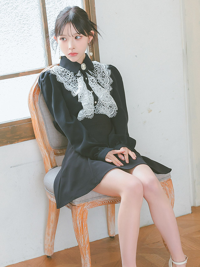 長袖刺繍レースフリルブラウス×ミニスカートパンツブローチ付きセットアップドレスのイメージ画像2