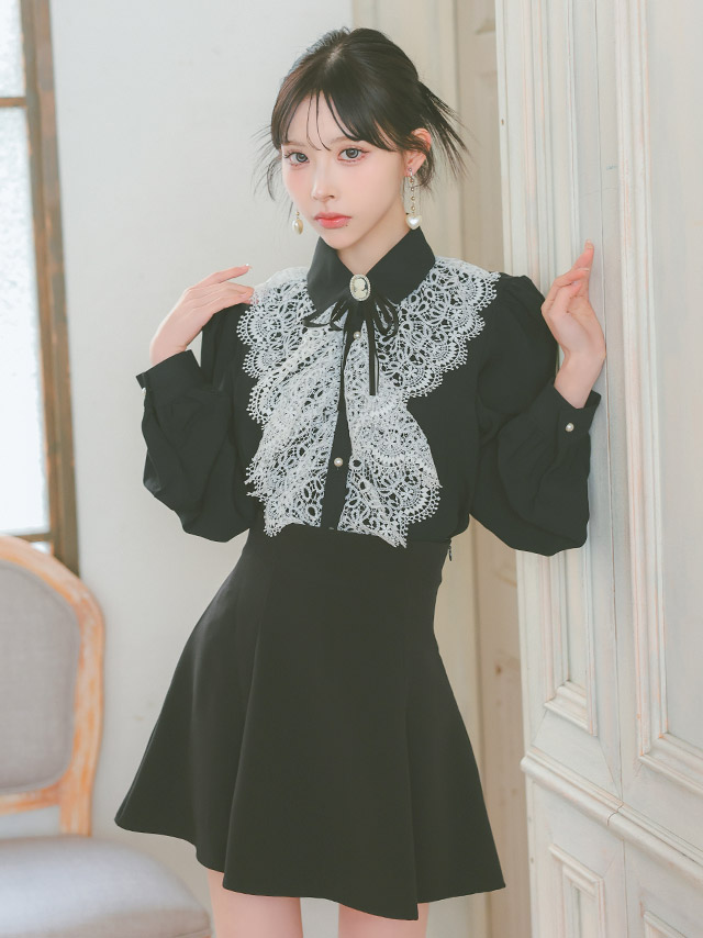 長袖刺繍レースフリルブラウス×ミニスカートパンツブローチ付きセットアップドレスのイメージ画像3