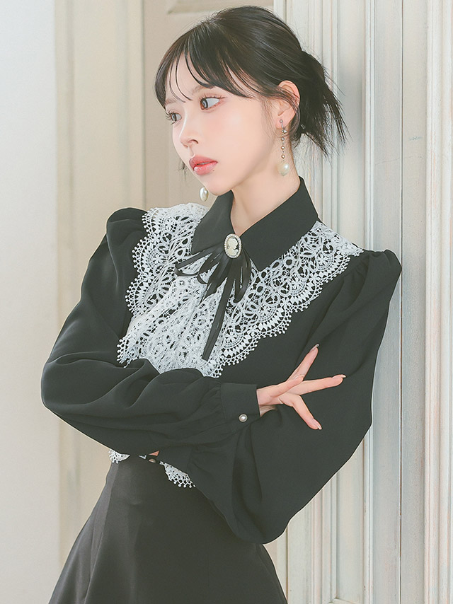長袖刺繍レースフリルブラウス×ミニスカートパンツブローチ付きセットアップドレスのイメージ画像3