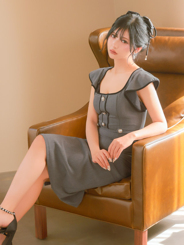 膝丈ドレス ノースリーブ フリルショルダー スクエアネック パイピング パールボタン 大人 上品 ストレッチ 下着のまま 高身長 XL XXL ダークグレー タイト キャバドレスのイメージ画像4