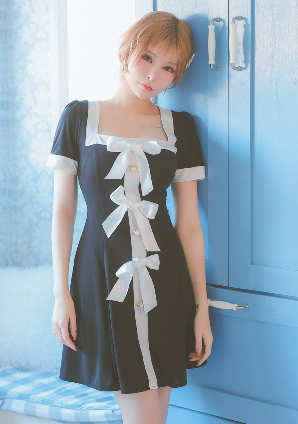 韓国ドレス ミニドレス 半袖 スクエアネック パイピング サテンリボン モノトーン 胸元カバー Aライン キャバドレスのイメージ画像2