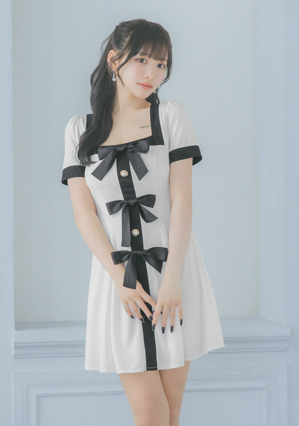 韓国ドレス ミニドレス 半袖 スクエアネック パイピング サテンリボン モノトーン 胸元カバー Aライン キャバドレスのイメージ画像2