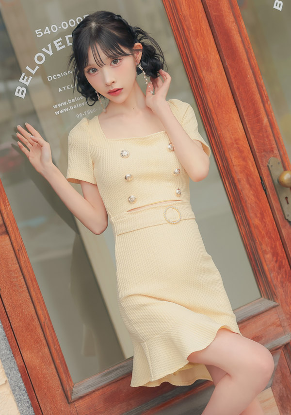 韓国ドレス ワンピース タイト ミニドレス シンプル ストレッチ 半袖 ウエストカット パフスリーブ ウエストベルト ブラジャーのまま スクエアネック ゴールドボタン ワッフル 裾フリル イエロー タイト ミニドレスイメージ画像1