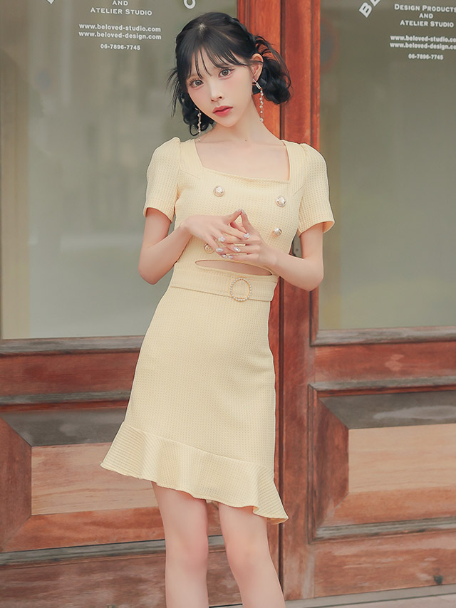 韓国ドレス ワンピース タイト ミニドレス シンプル ストレッチ 半袖 ウエストカット パフスリーブ ウエストベルト ブラジャーのまま スクエアネック ゴールドボタン ワッフル 裾フリル イエロー タイト ミニドレスイメージ画像1
