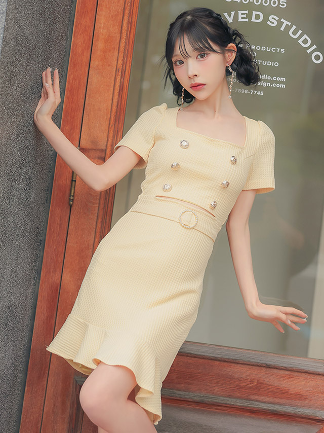 韓国ドレス ワンピース タイト ミニドレス シンプル ストレッチ 半袖 ウエストカット パフスリーブ ウエストベルト ブラジャーのまま スクエアネック ゴールドボタン ワッフル 裾フリル イエロー タイト ミニドレスのイメージ画像2