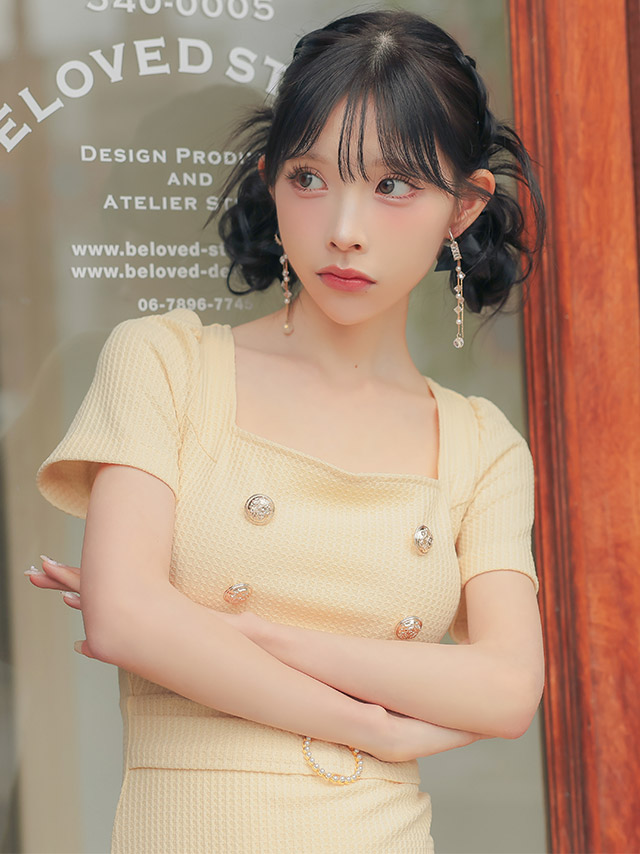 韓国ドレス ワンピース タイト ミニドレス シンプル ストレッチ 半袖 ウエストカット パフスリーブ ウエストベルト ブラジャーのまま スクエアネック ゴールドボタン ワッフル 裾フリル イエロー タイト ミニドレスのイメージ画像2