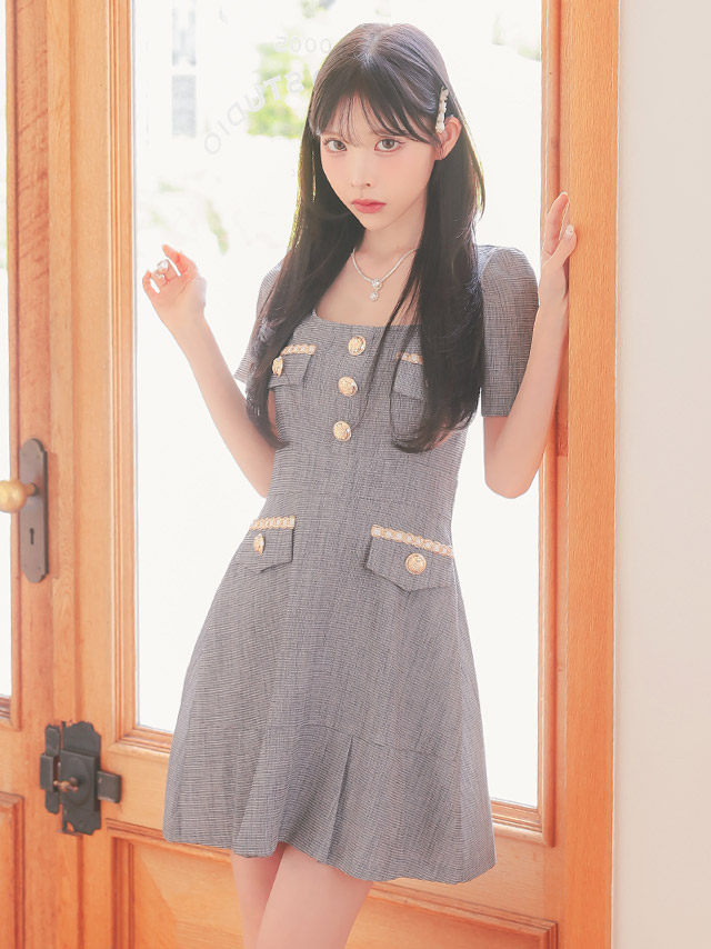 韓国ドレス ミニドレス 半袖 ゴールドチェーン ボタン フェイクポケット グレー Aライン ワンピースのイメージ画像2