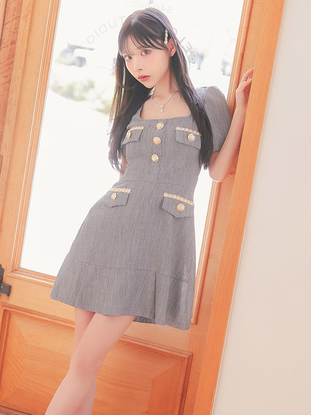 韓国ドレス ミニドレス 半袖 ゴールドチェーン ボタン フェイクポケット グレー Aライン ワンピースのイメージ画像2