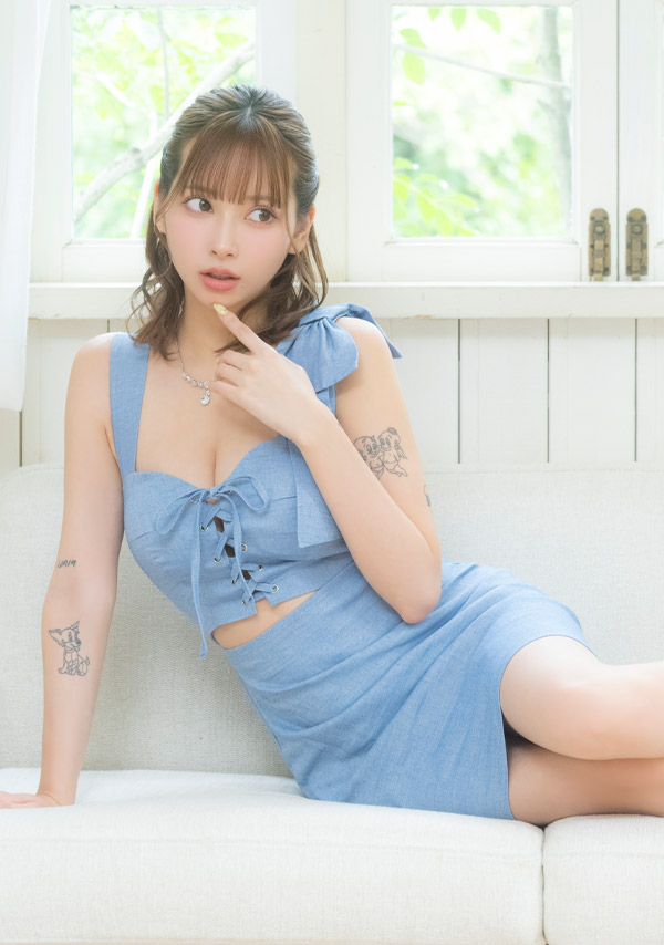 韓国ドレス ミニドレス 谷間 シンプル ノースリーブ ウエストカット ブラジャーのまま ブルー 水色 タイト キャバドレスイメージ画像1