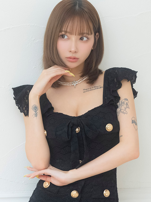 韓国ドレス ミニドレス シンプル 総レース 大人 ノースリーブ ストレッチ ブラジャーのまま ネックリボン ゴールドボタン 裾フリル タイト キャバドレスイメージ画像1