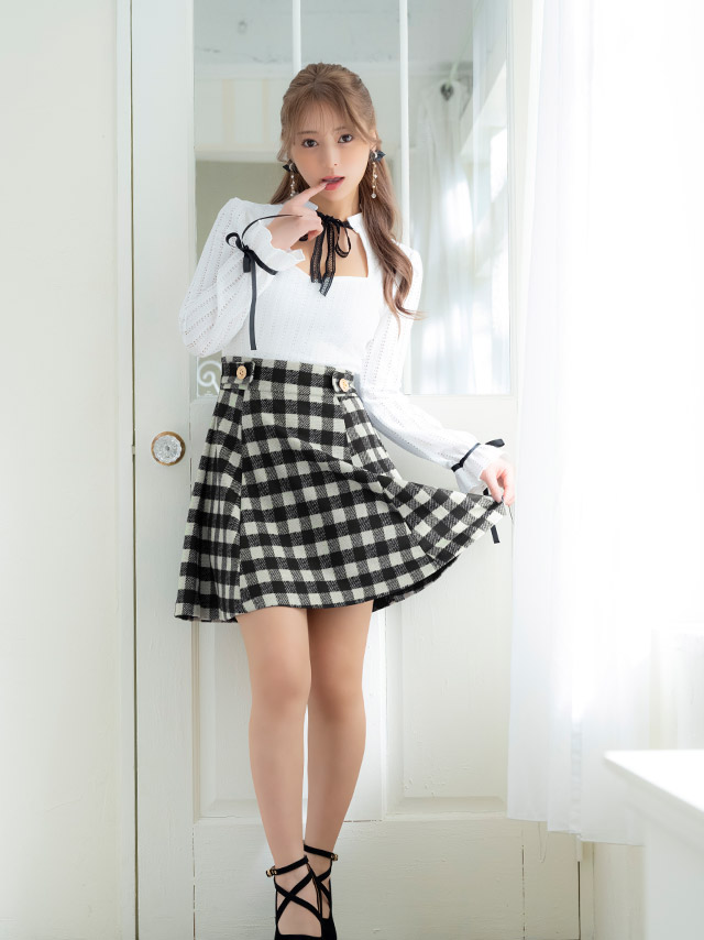ミニドレス Aライン ワンピース 谷間 バストカット ネックリボン 長袖 二の腕カバー チェック柄 白 同伴 キャバドレスイメージ画像1