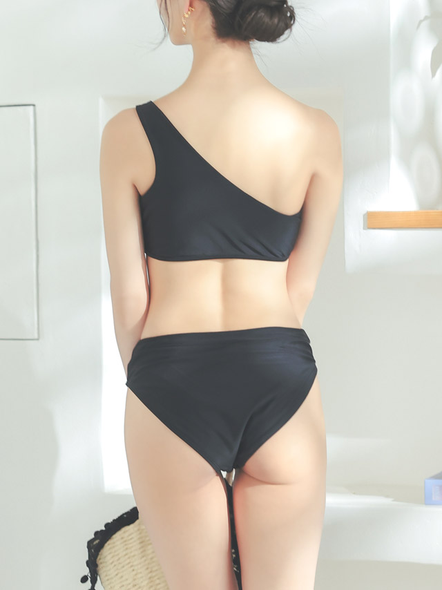 水着ワンショルダー 胸元カットアウト ハイウエスト アシンメトリー モノトーン クール 黒 ブラック ビキニのバッグ全身