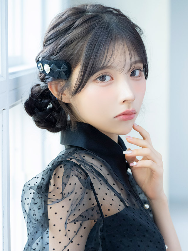 パール＆キラキラビジューベロアピンヘアアクセサリーのイメージ画像1