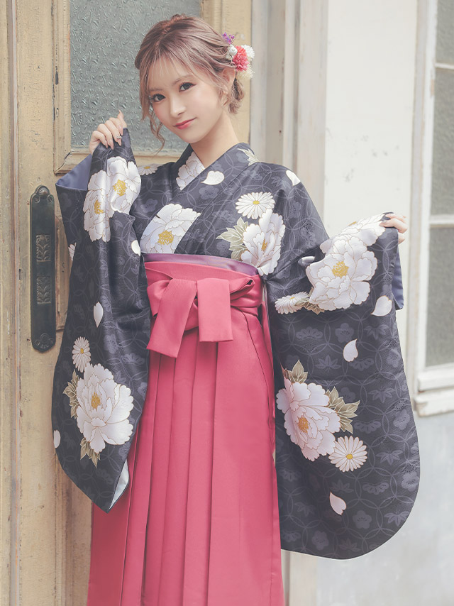 黒地に牡丹と菊の華やかはかま3点セットの聖菜ちゃん着用袴イメージ画像