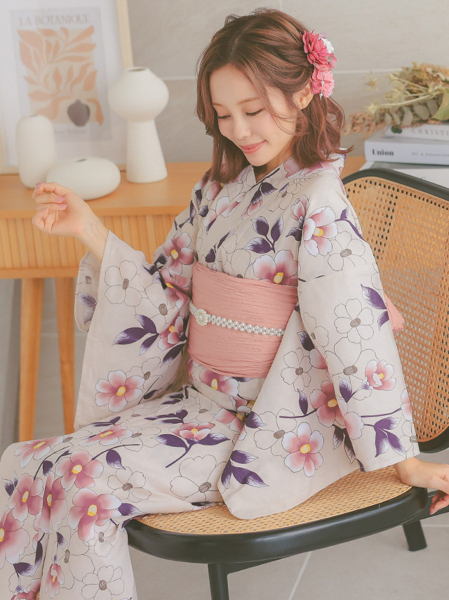 ニュアンスカラー地に上品椿柄ゆかた3点セットのイメージ画像4