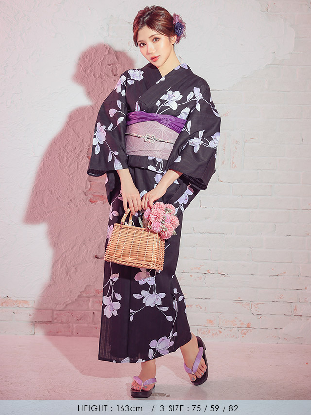 妖艶 黒地×紫菖蒲 ゆかた3点セットの全身フロント画像