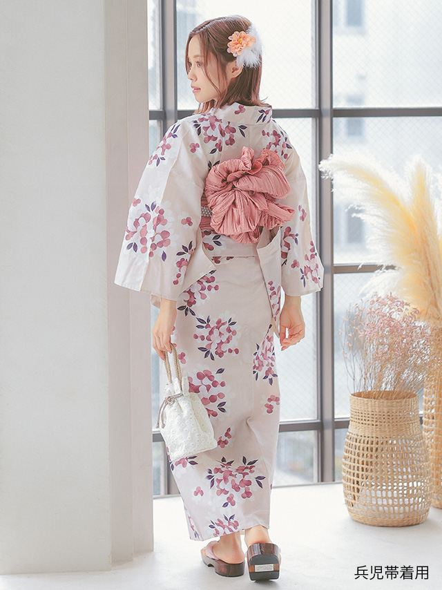 ベージュ地 × 淡いピンク 桜 ゆかた3点セットの全身サイドバック