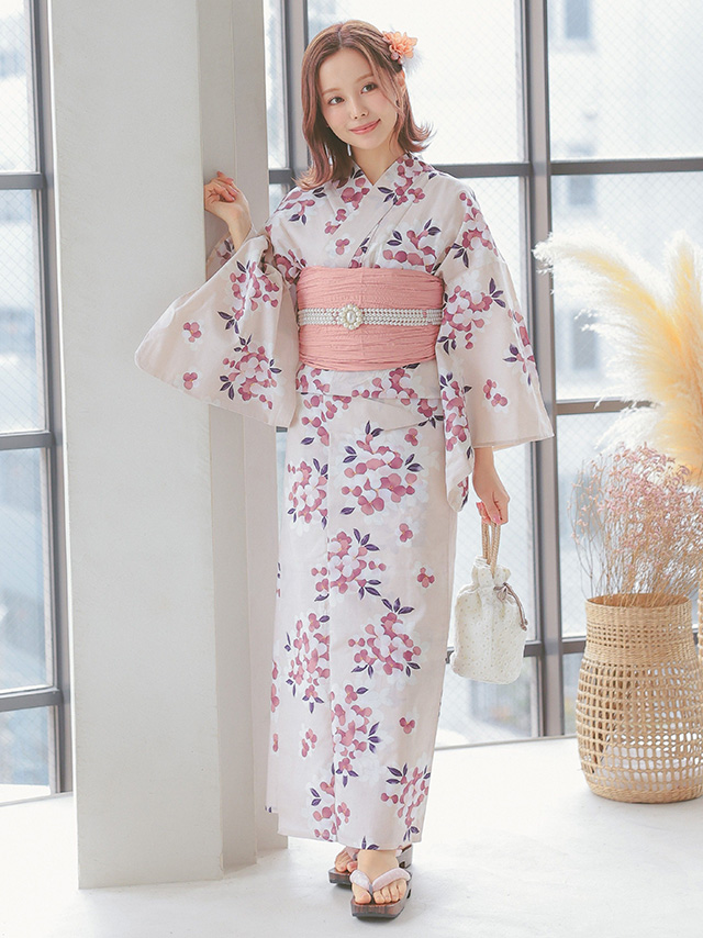 ベージュ地 × 淡いピンク 桜 ゆかた3点セットの全身フロント画像