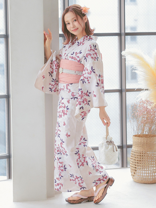 ベージュ地 × 淡いピンク 桜 ゆかた3点セットの全身サイドバック