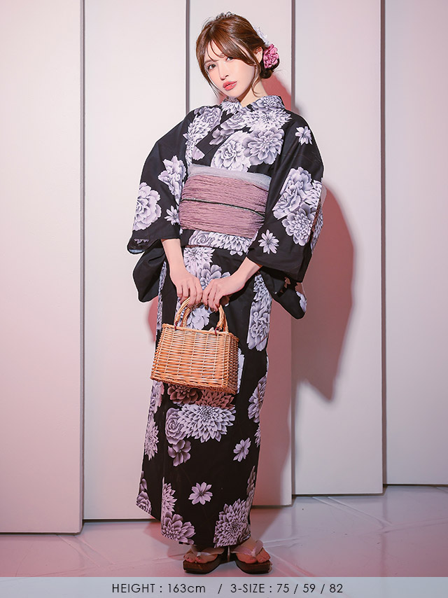妖艶 黒地 グレー 白 花 ゆかた3点セットの全身フロント画像