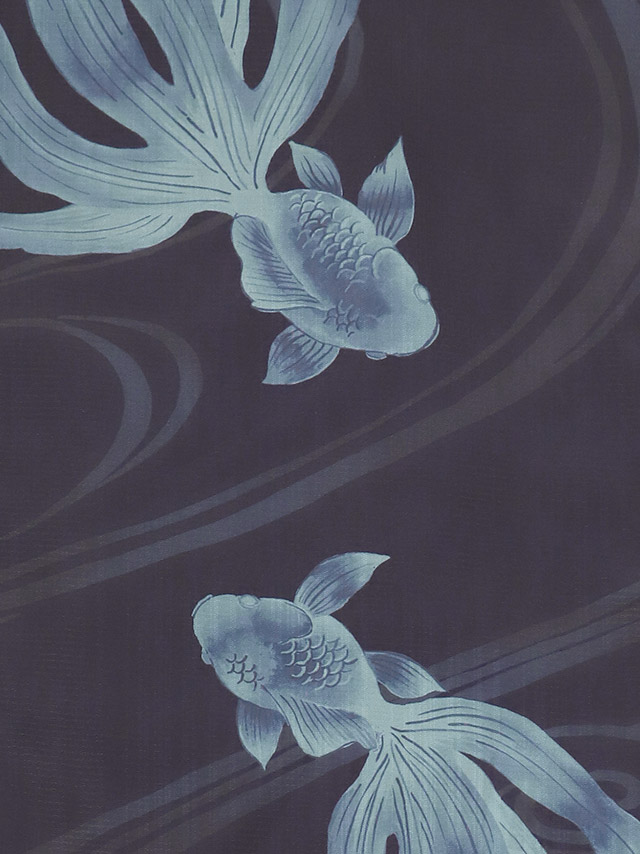 妖艶 紺地 流水 金魚 ゆかた3点セットの生地アップ画像