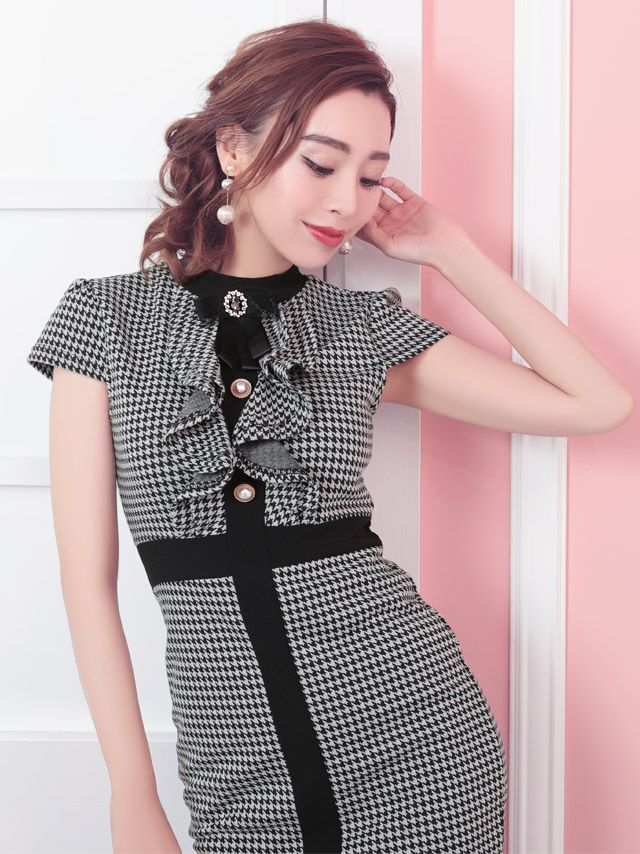 イメージ画像1 キャバドレス 大きいサイズ Tika ティカ 久保七瀬着用 ブローチ付き 千鳥柄 パールボタン フリル タイト ミニドレス 千鳥柄 S?XLサイズ キャバ ドレス タイトドレス ナイトドレス ミニ ひざ丈 キャバ嬢 キャバクラ 通販