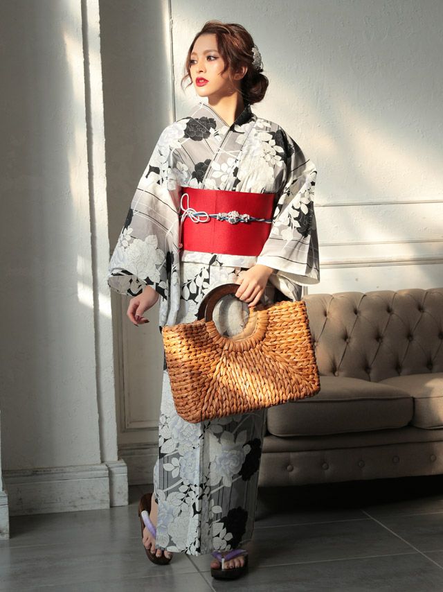 イメージ画像4 浴衣 セット レディース Tika ティカ 岩本紗也加 うさたにパイセン 着用 レトログレーに薔薇モノクロ ゆかた3点セット 浴衣+平帯or造り帯+下駄 浴衣 可愛い かわいい レトロ モダン 大人 女性 女 安い 通販