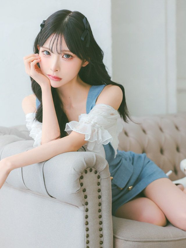 イメージ画像1 キャバドレス 韓国 [Tika/ティカ]久保七瀬着用 オフショル ギャザー サロペット風 タイト ミニドレス ホワイト×ブルー S?Lサイズ 韓国ドレス キャバ ドレス タイトドレス 大きいサイズ ミニ 膝丈 キャバワンピ 私服 シンプル ワンピース 白 青 通販