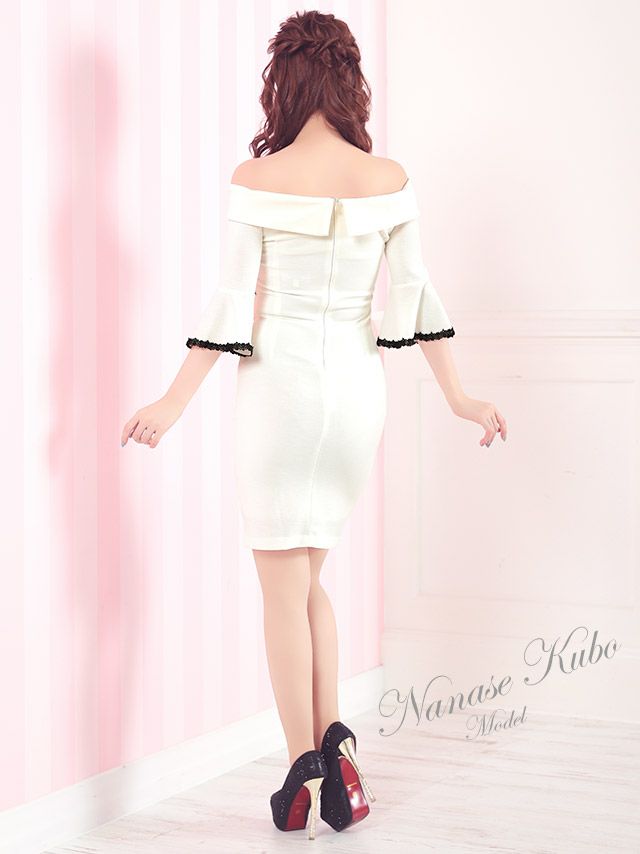 イメージ画像4 キャバドレス 韓国 [Tika/ティカ]久保七瀬着用 オフショルダー フラワー 刺繍 レース ベルスリーブ モノトーン タイト ミニドレス ホワイト ブラック S?Lサイズ 韓国ドレス キャバ ドレス aライン 大きいサイズ ミニ 膝丈 キャバワンピ 私服 シンプル ワンピース 白 黒 通販