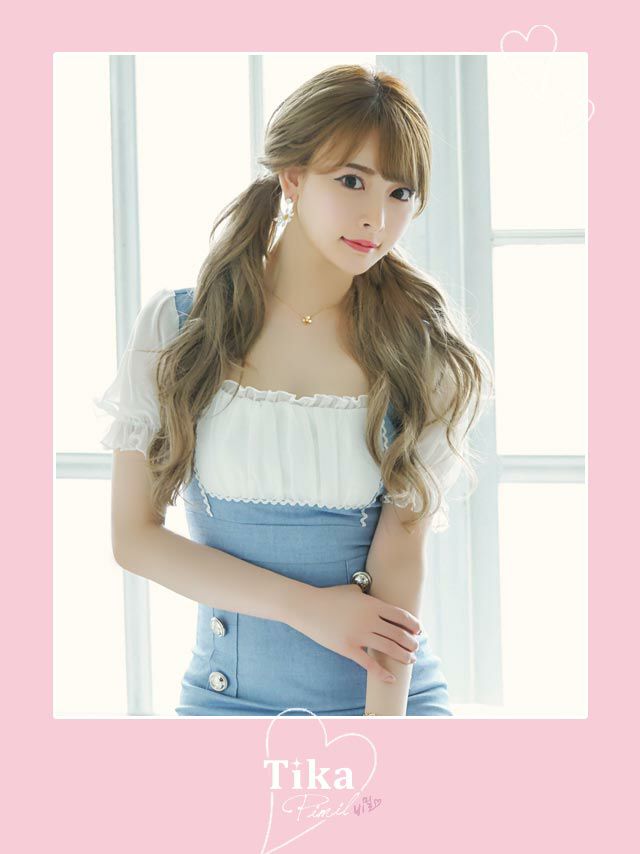 イメージ画像1 キャバドレス 韓国 [Tika/ティカ]黒崎みさ着用 パフスリーブ シフォン ギャザー サロペット風 タイト ミニドレス ホワイト×ブルー S?Lサイズ 韓国ドレス キャバ ドレス 大きいサイズ ミニ 膝丈 キャバワンピ 私服 シンプル ワンピース 白 青 通販