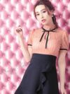 イメージ画像4 [韓国ドレス] ネックリボンカラーレースフリルドッキングAラインフレアミニドレス (ホワイト×ブラック/ピンク×ネイビー) (Sサイズ/Mサイズ/Lサイズ)