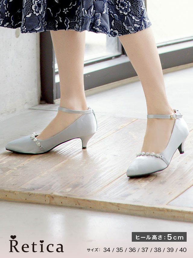 パールビジュー付きアンクルストラップローヒールパンプス