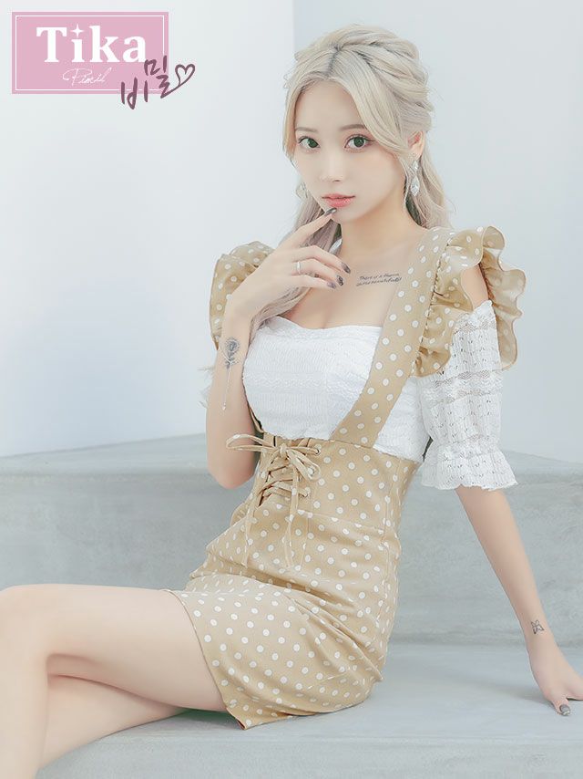 キャバドレス 韓国 ミニ丈 大きいサイズ ワンピース 袖あり Tika ティカ オフショルダードット柄サロペット風ウエストレースアップガーリースタイルタイトミニドレス