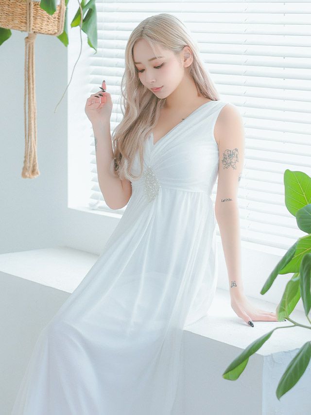 [SALE] ノースリーブギャザーVネックパールシフォンAラインロングドレス (Sサイズ～XXLサイズ) (PyunA./キャバドレス着用)