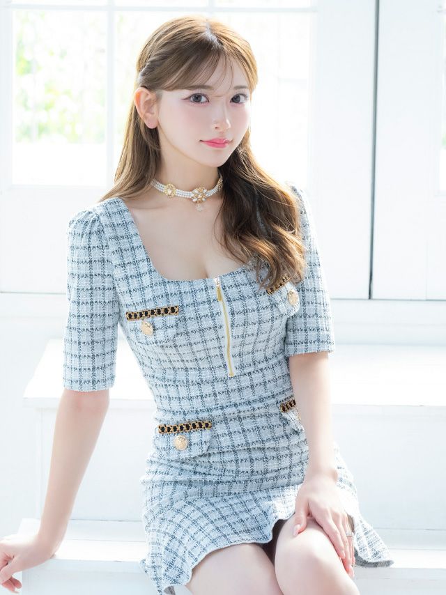 [韓国ドレス] ツイード チェック柄 チェーンボタン 袖あり 五部袖 バストジップ ウエストカット 裾フリル タイトミニドレス (Sサイズ～Lサイズ) (黒崎みさ/キャバドレス着用) [TikaPimil]