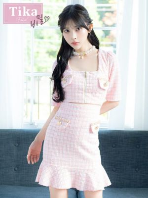 [韓国ドレス] ツイード チェック柄 チェーンデザイン 袖あり 五部袖 スクエアネック バストジップ ウエストカット 裾フリル タイトミニドレス (Sサイズ～Lサイズ) (緩苺/キャバドレス着用) [TikaPimil]