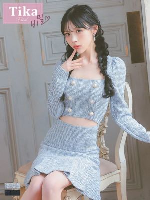 [韓国ドレス] ウエストカット ツイード 長袖 スクエアネック パール ダブルボタン 袖あり 裾プリーツ フレアミニドレス (Sサイズ～Lサイズ) (緩苺/キャバドレス着用) [TikaPimil]