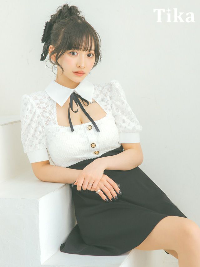 キャバドレス ネックリボン 襟付き 半袖 バストカット モノトーン 谷間魅せ フレアミニドレス