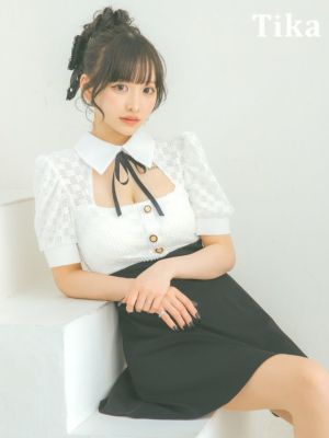 ネックリボン 襟付き 半袖 バストカット モノトーン 谷間魅せ フレアミニドレス (Sサイズ～Lサイズ) (重川茉弥/キャバドレス着用)
