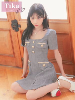 [韓国ドレス]  半袖 ゴールドチェーン ボタン フェイクポケット フレアミニドレス (Sサイズ～Lサイズ) (緩苺/キャバドレス着用) [TikaPimil]