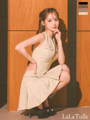 [DEA.byROBEdeFLEURS/ディアバイローブドフルール] 高級 シンプル ノースリーブ ゴールドボタン バストカット 谷間魅せ フレアミニドレス (れむ/キャバドレス着用)