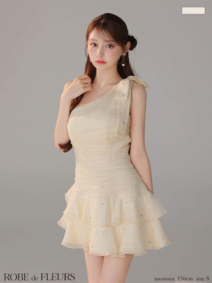 予約商品【8月下旬入荷予定】[ROBEdeFLEURS/ローブドフルール] 高級 ワンショルダー リボン ビジュー サテン ティアードフリル フレアミニドレス
