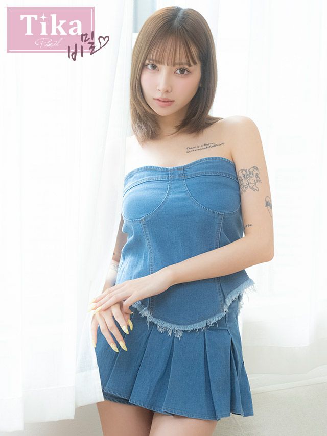 [韓国ドレス] ワンピース セットアップ シンプル Aライン ミニドレス ベア デニム プリーツ 同伴 (PyunA.着用) [TikaPimil]